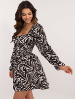 Hurtownia Ecru-czarna rozkloszowana sukienka w zebrę