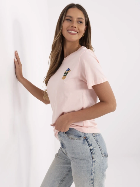 Jasnoróżowy damski t-shirt z haftem