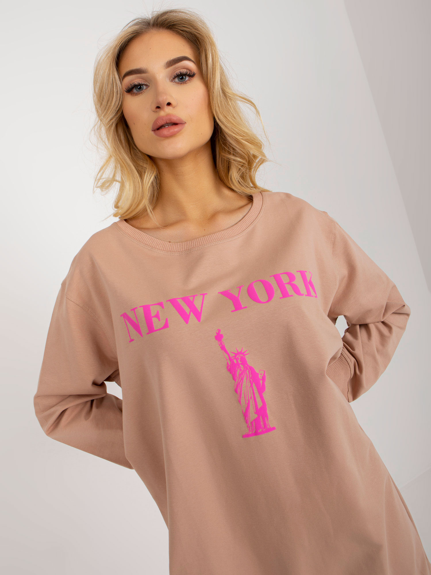 Beżowo-różowa długa bluza oversize z nadrukiem