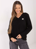 Czarny prążkowany sweter z naszywką