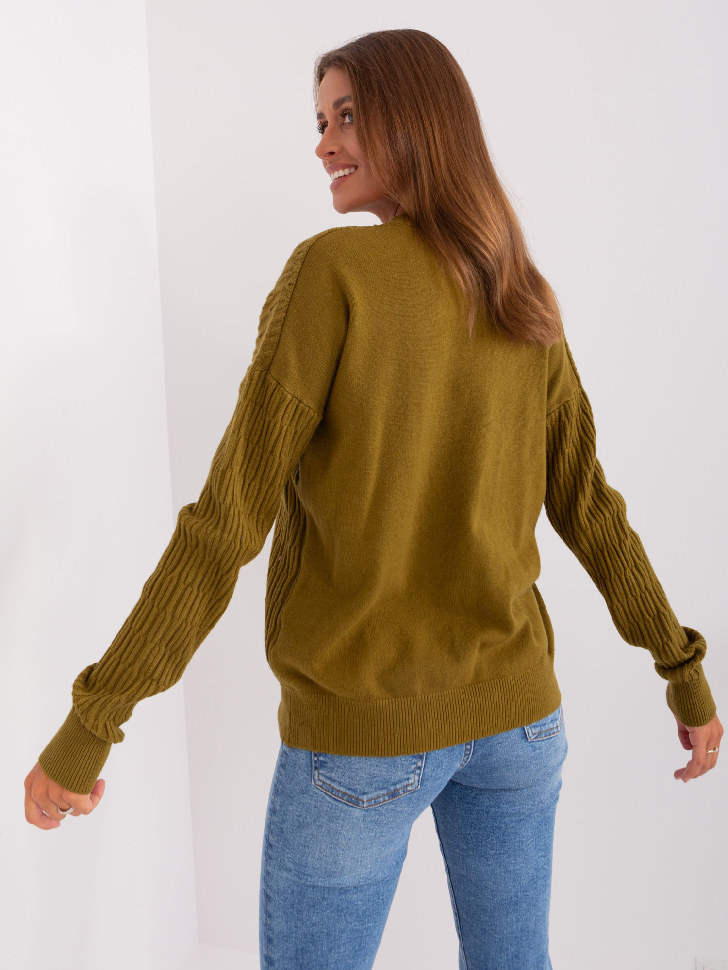 Oliwkowy damski sweter klasyczny z wiskozą