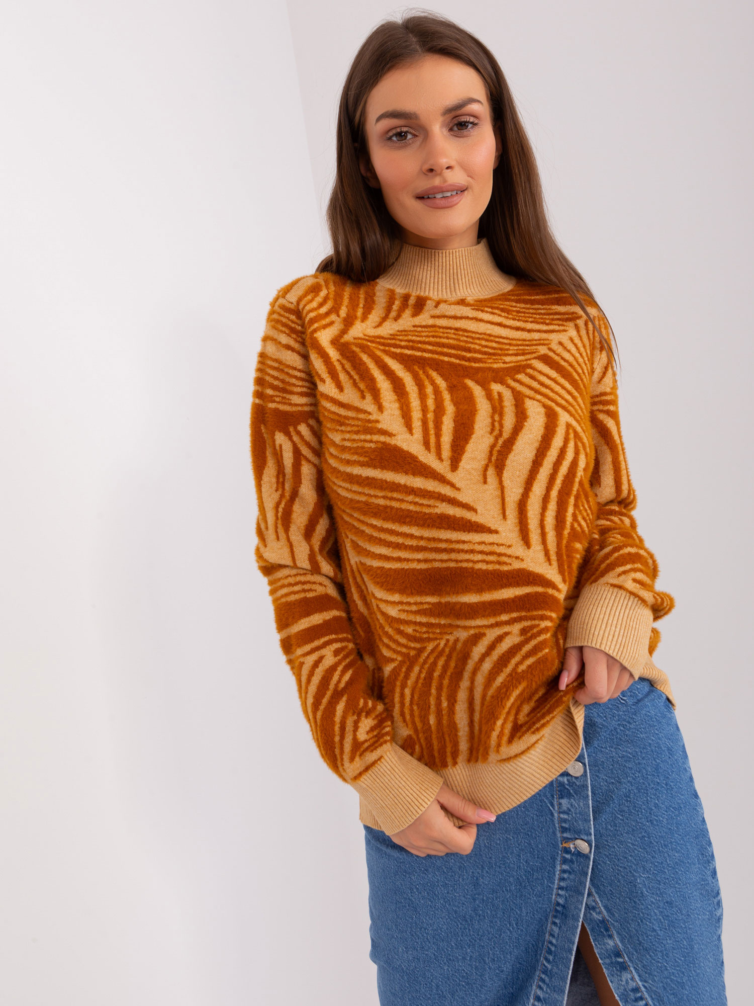 Camelowy damski sweter z golfem we wzory