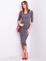 Dunkelgraues gestreiftes Kleid mit freiliegenden Schultern.