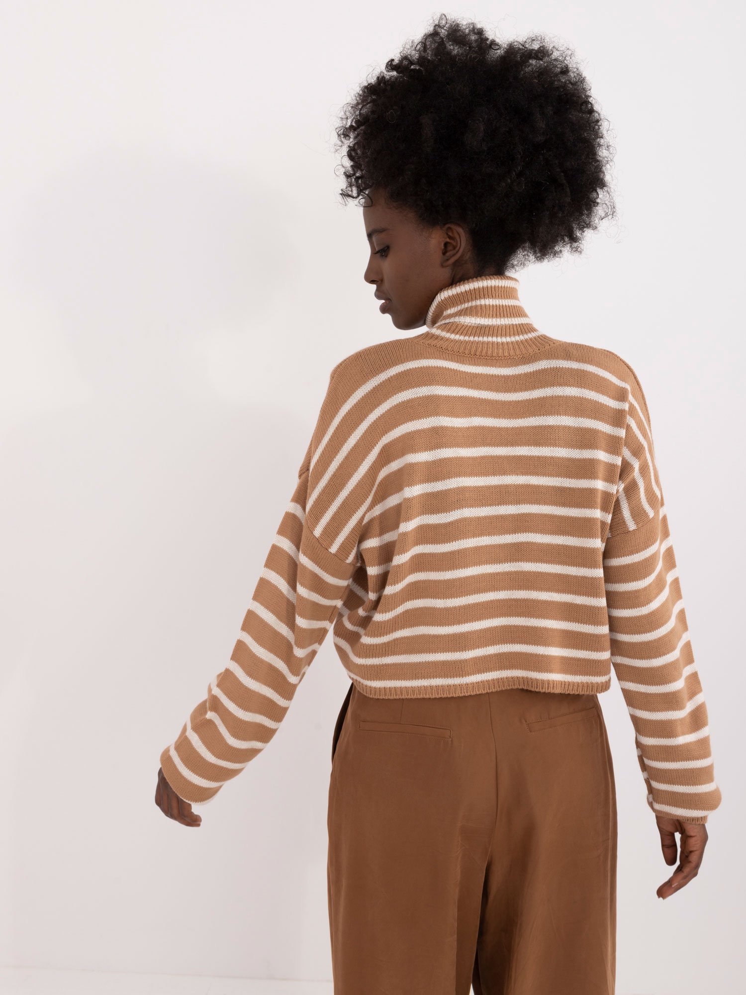 Hurtownia Camelowy krótki sweter golf w paski