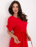 Rotes, ausgestelltes Kleid bis zum Knie.