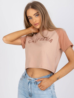 Beżowo-camelowy bawełniany t-shirt z nadrukiem 