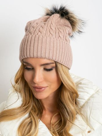 Schmutzig-rosa Mütze mit Bündchen und felligem Pompon.
