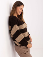 Czekoladowo-camelowy sweter oversize w paski