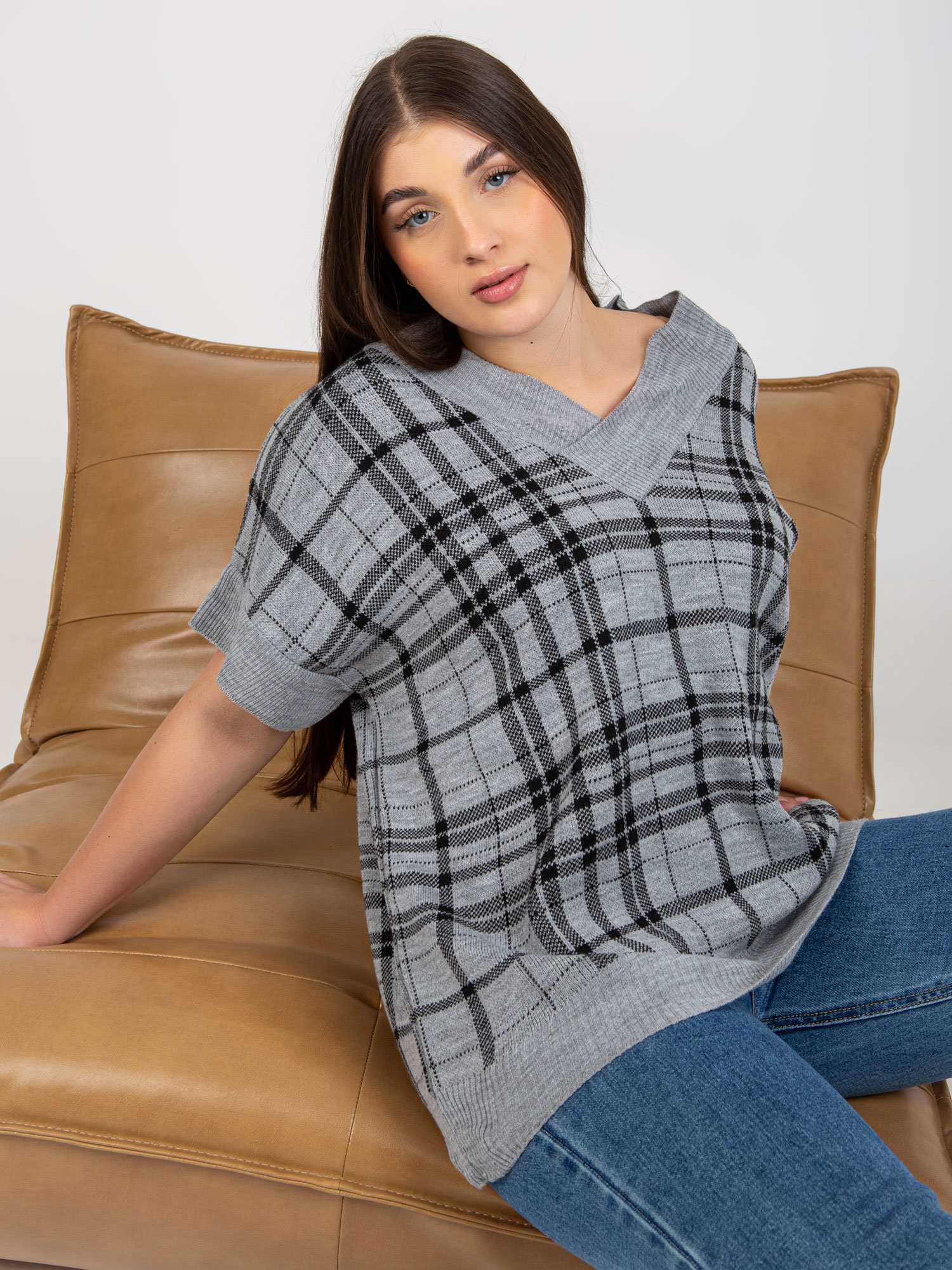 Szara dzianinowa kamizelka plus size z dekoltem V