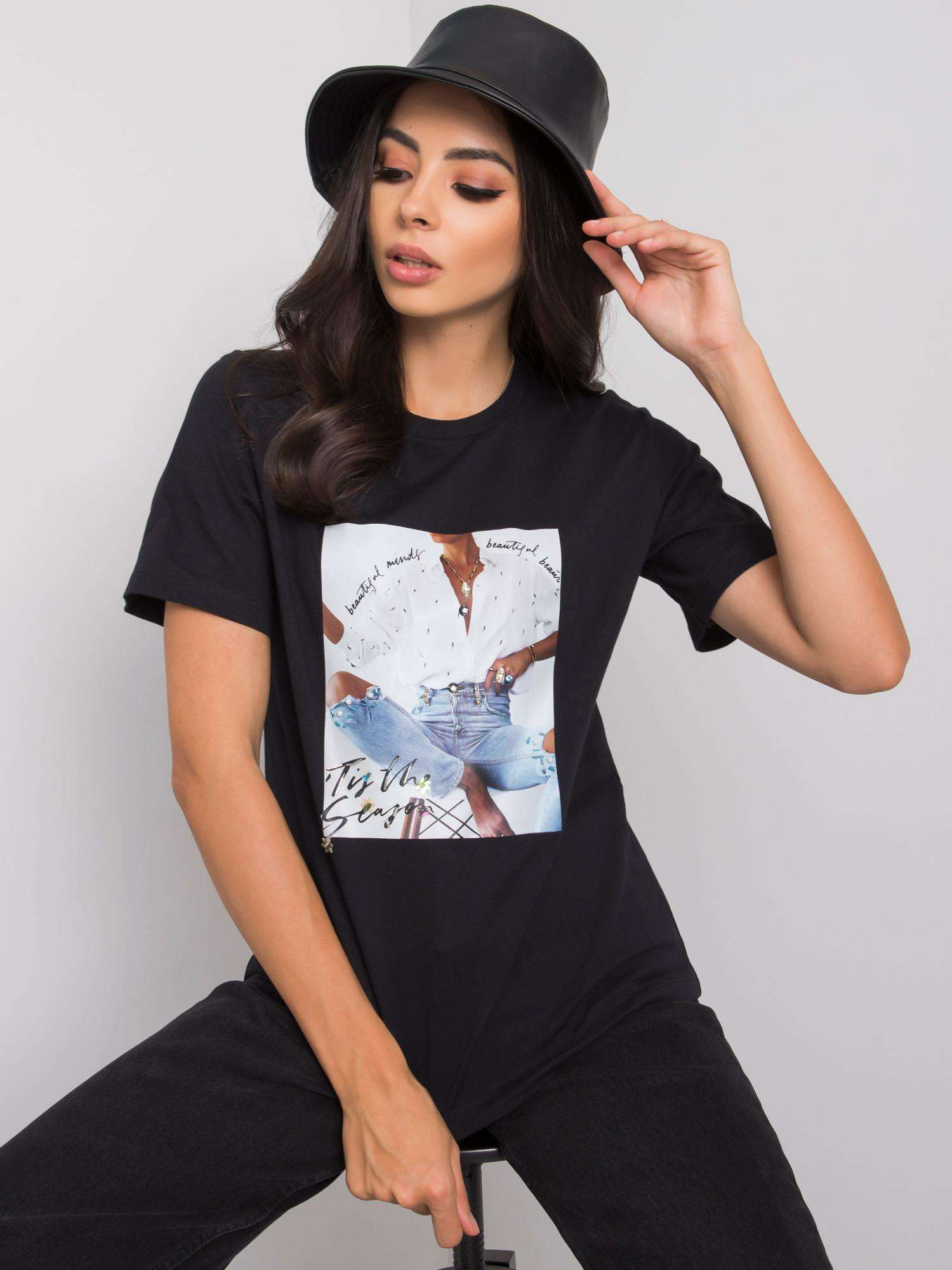 Schwarzes T-Shirt mit Aya-Applikation.