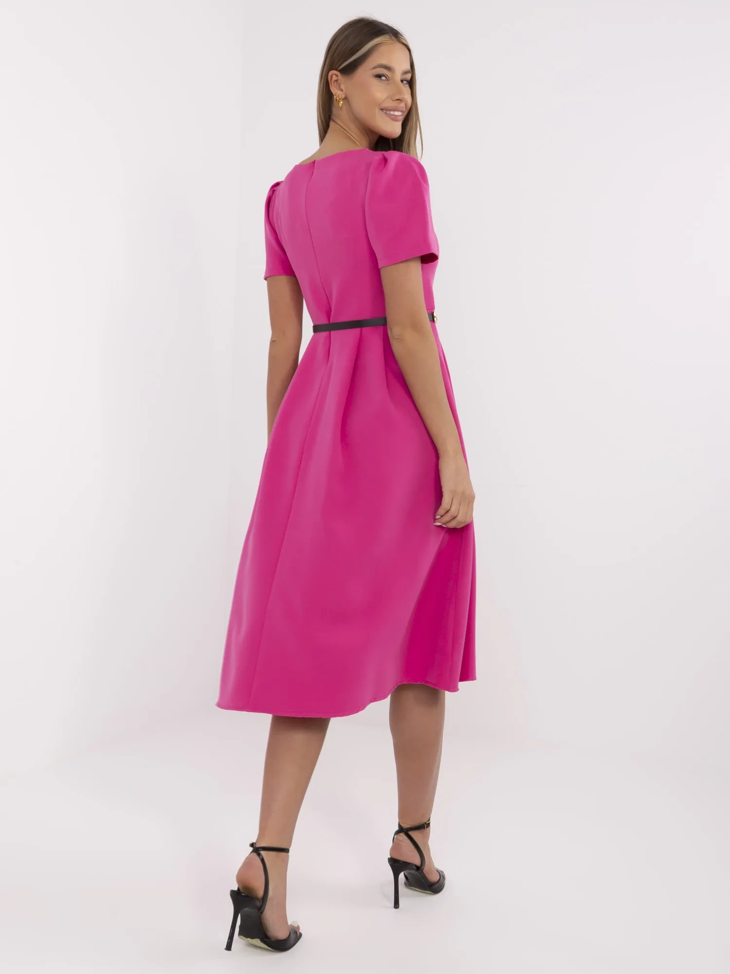 Fuchsia Midi-Kleid mit schwarzem Gürtel.