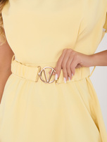 Jasnożółta sukienka z drapowaniem na ramieniu