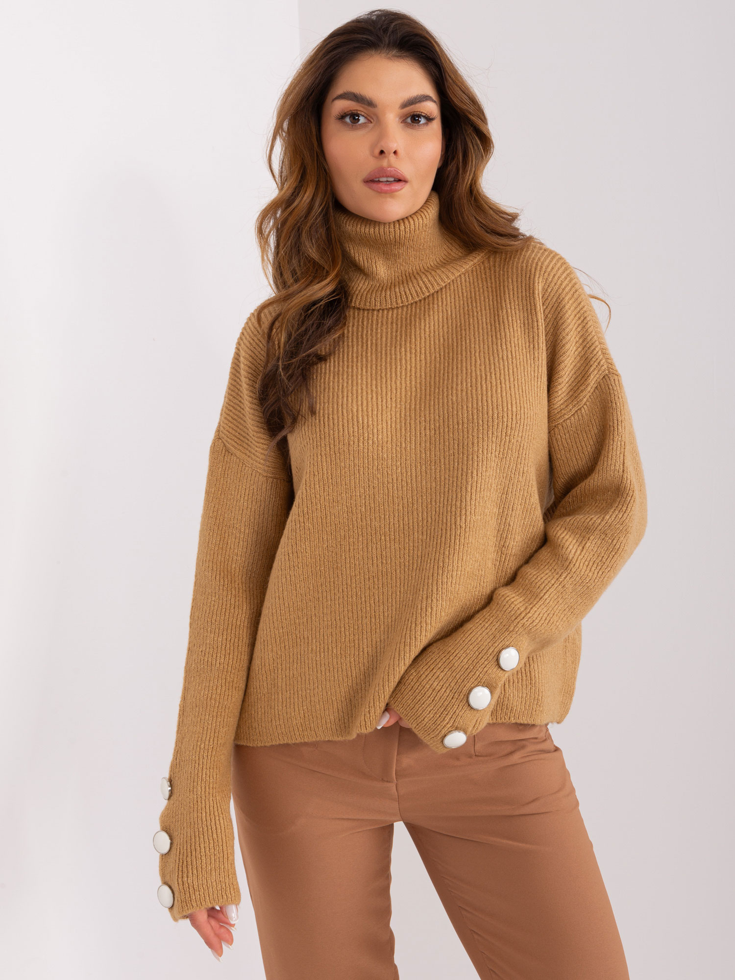 Hurtownia Camelowy damski sweter w prążek