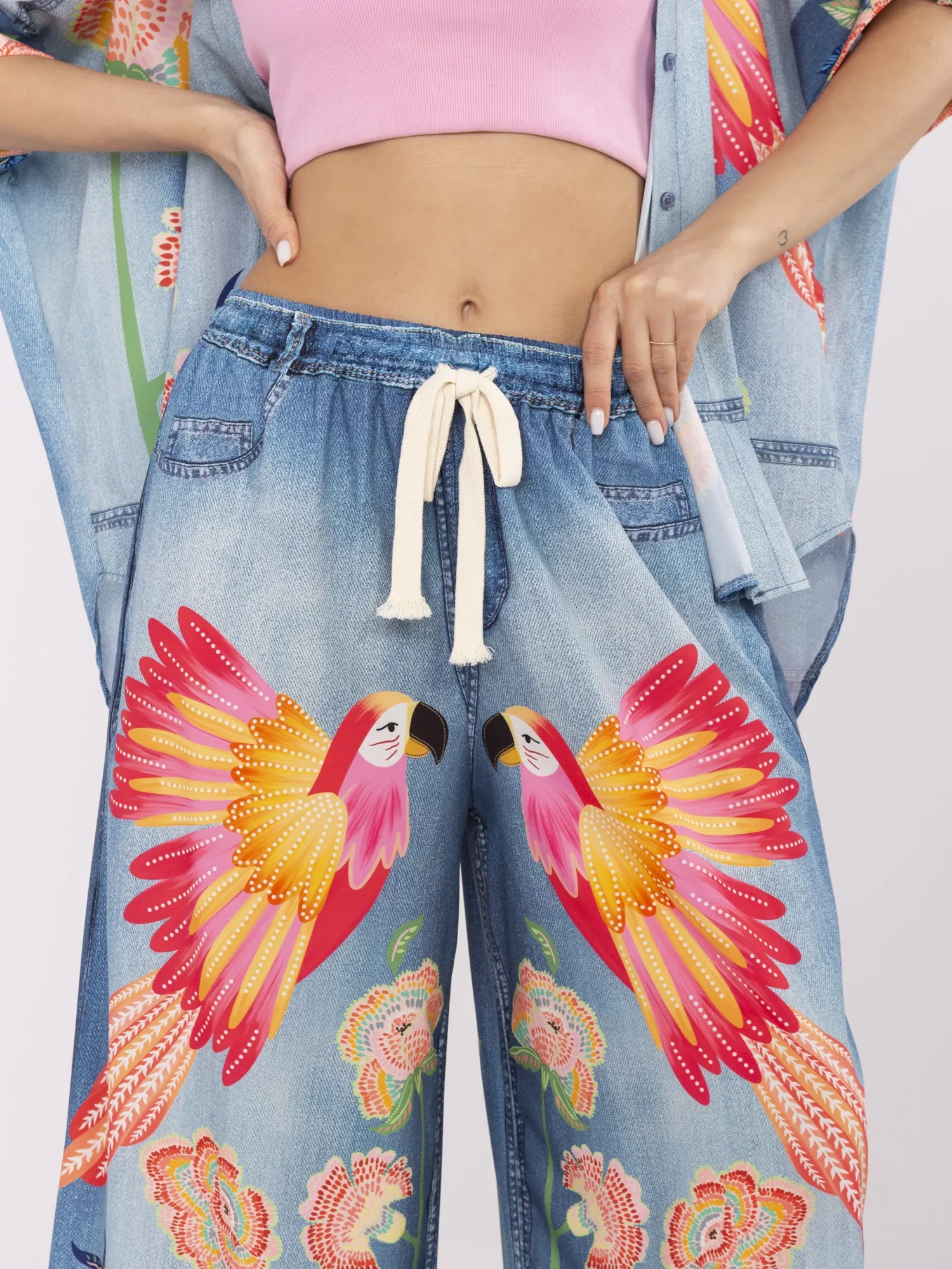 Blaue Palazzo-Hosen mit buntem Druck.