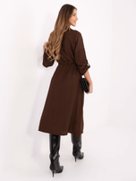 Dunkelbraunes Hemdkleid mit Taschen.