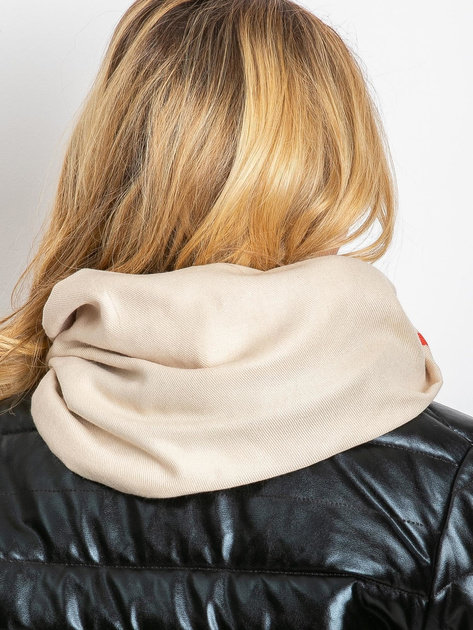 Jasnobeżowa chusta z frędzlami