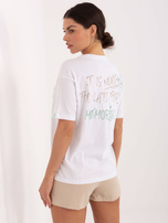 Biały t-shirt z nadrukiem na plecach