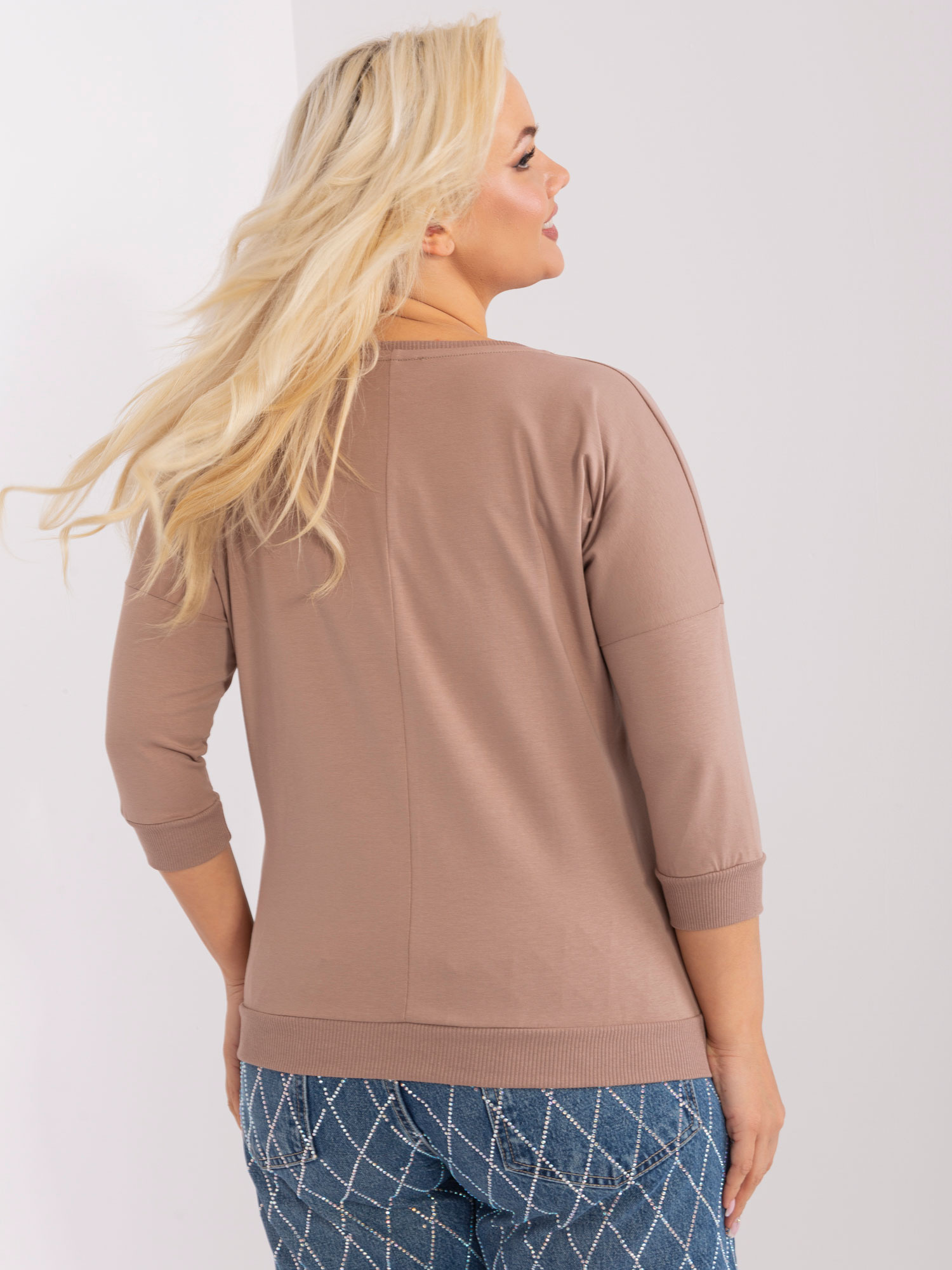 Hurt Ciemnobeżowa damska bluzka plus size z rękawem 3/4