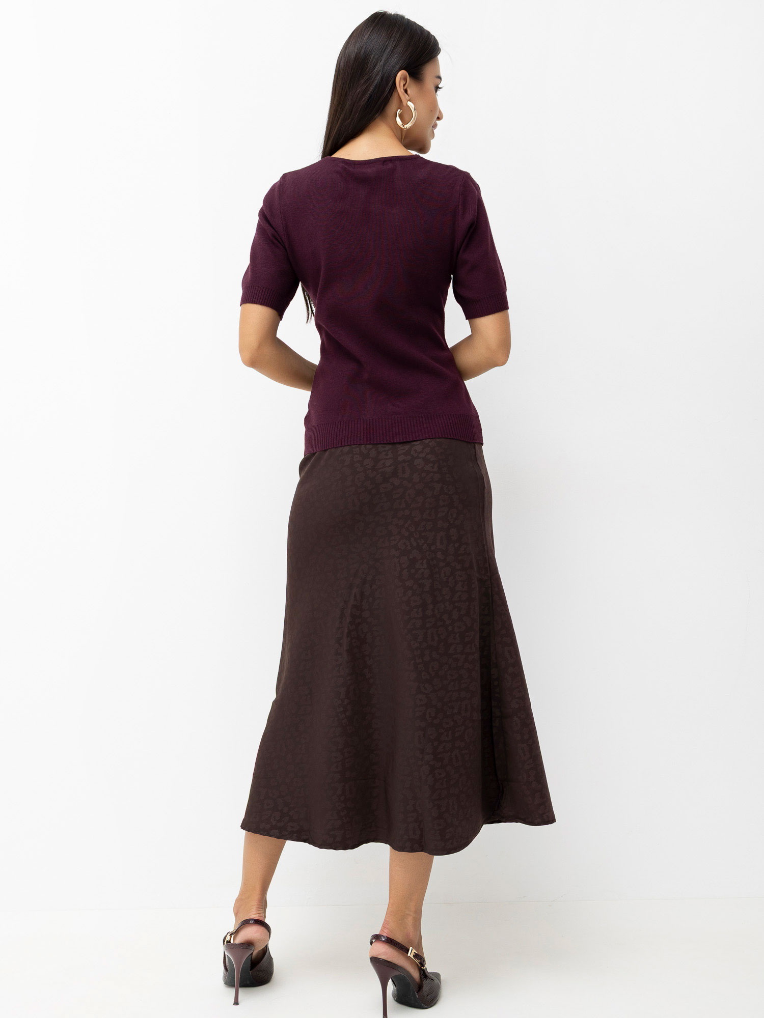 Dunkellila klassischer Pullover mit V-Ausschnitt.