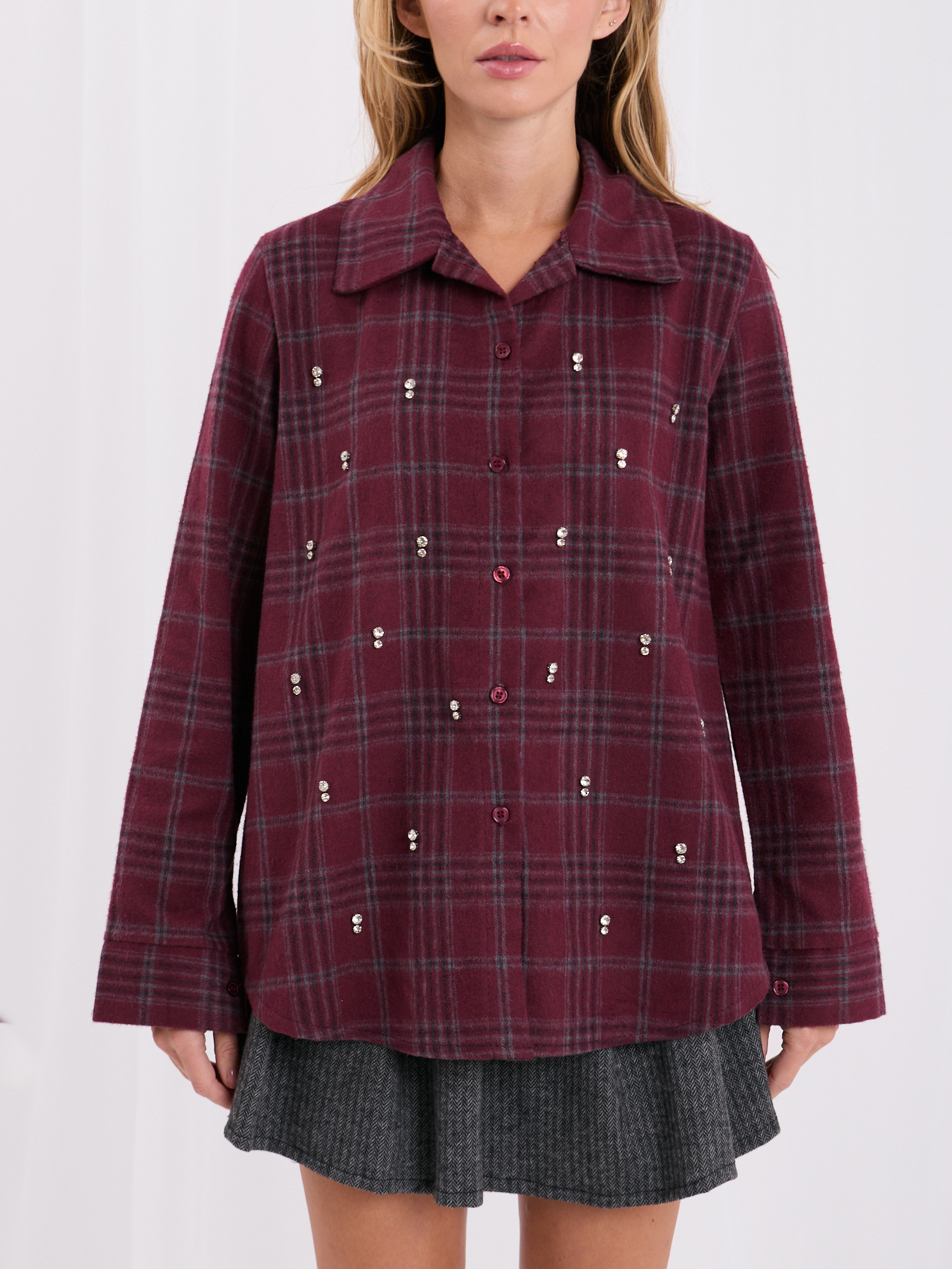 Bordeauxfarbige, karierte Oversize-Flanellhemd.