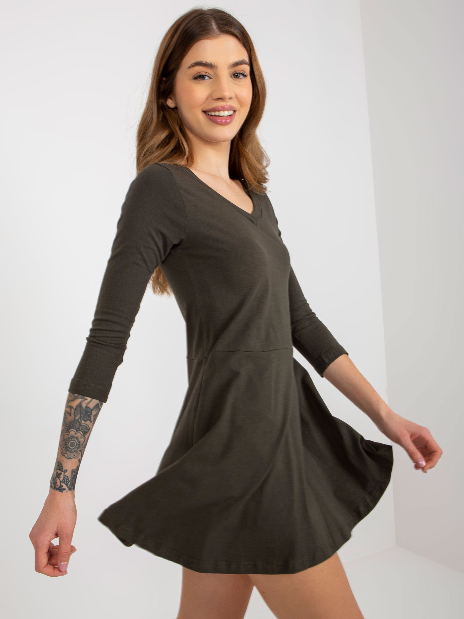 Khaki rozkloszowana mini sukienka basic z kieszeniami