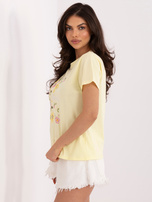 Jasnożółty damski t-shirt z aplikacją 