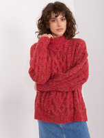 Dunkelroter Pullover mit Zöpfen und Bündchen.