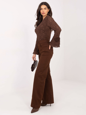 Brązowe jeansowe spodnie z prostą nogawką