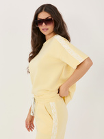 Jasnożółta damska bluzka z koronkowymi lampasami