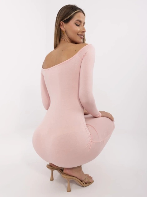 Jasnoróżowa dopasowana sukienka hiszpanka RUE PARIS