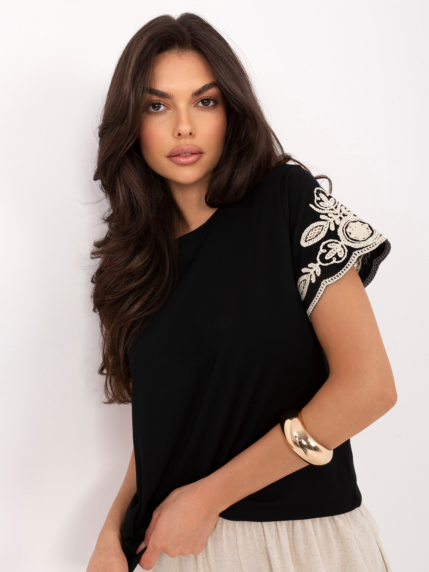 Czarna letnia bluzka boho z krótkim rękawem