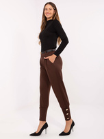 Ciemnobrązowe zwężane spodnie dresowe z paskiem