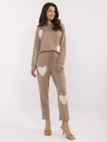 Hurt Ciemnobeżowy komplet z naszywkami w serca