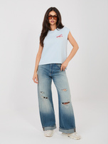 Pastelově modré tričko s potiskem na zádech SUBLEVEL.