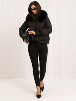 Schwarze Daunenjacke mit Steppung.