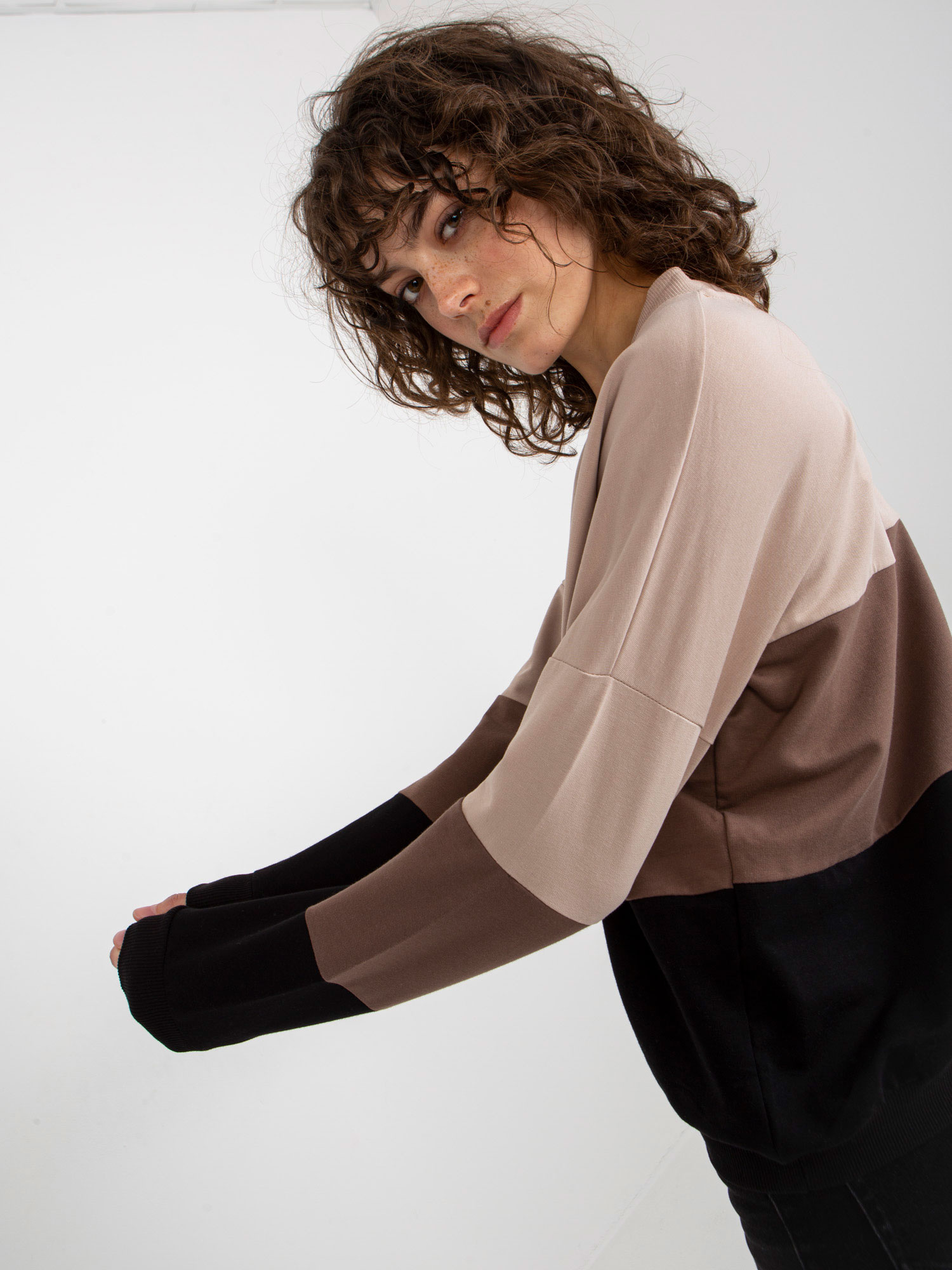 Beżowo-czarna bluza basic z dekoltem w serek RUE PARIS