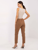 Camelowe materiałowe spodnie z kieszeniami 