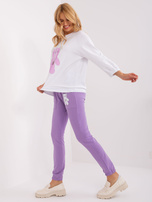 Hurt Ecru-fioletowy komplet dresowy z aplikacją 