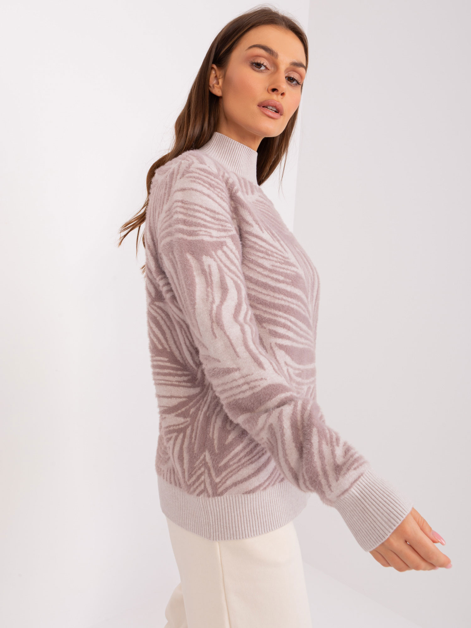Jasnofioletowy sweter z golfem o kroju oversize