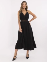 Schwarzes Musselin-Kleid mit freiem Rücken.