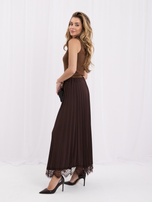 Ruda plisuota sijonas su nėriniais.