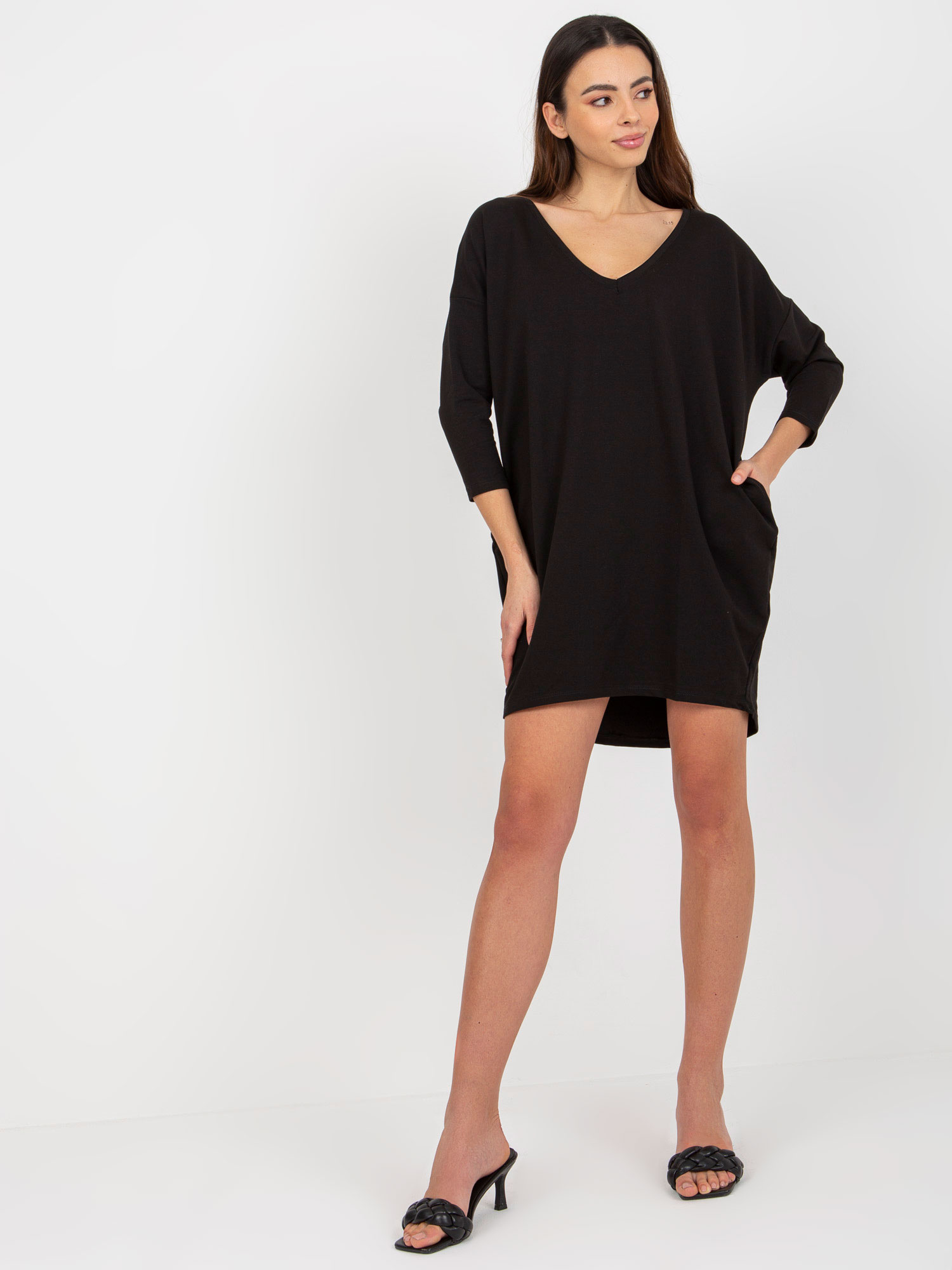Hurt Schwarzes Oversize-Kleid mit V-Ausschnitt.