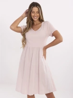 Helles rosa Kleid mit geripptem Oberteil.