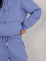 Lila Damenanzug mit Jogger-Hosen.