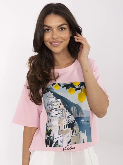 Jasnoróżowy t-shirt z włoskim krajobrazem