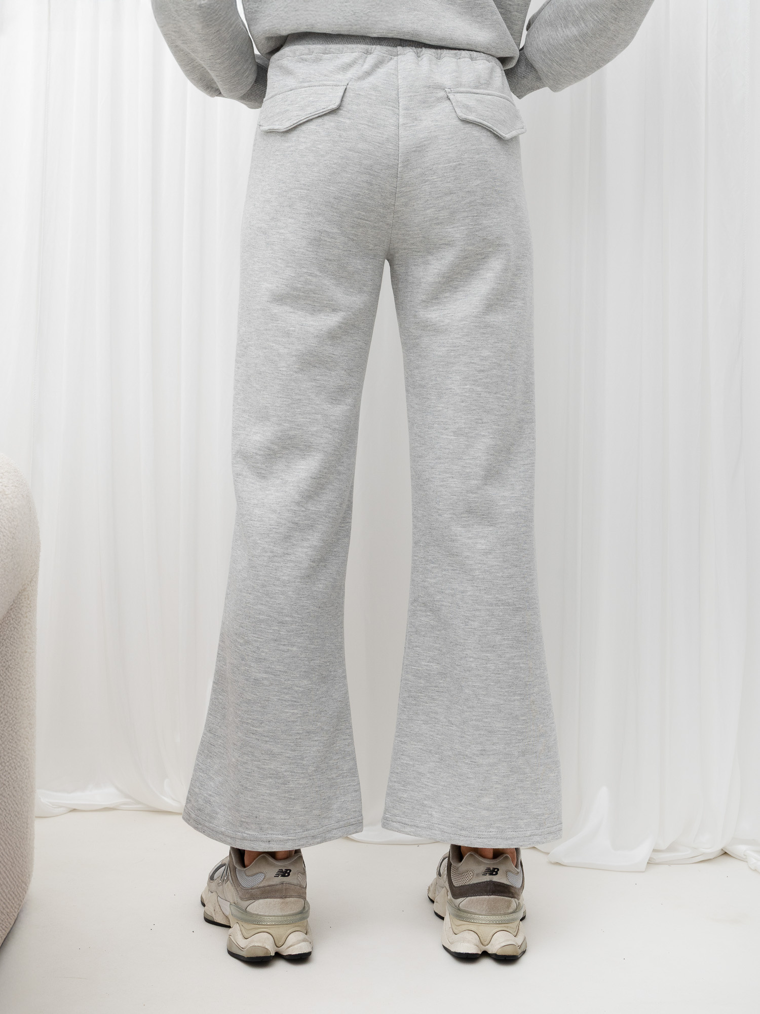Grau Basic Sweatanzug mit Zip-Jacke.