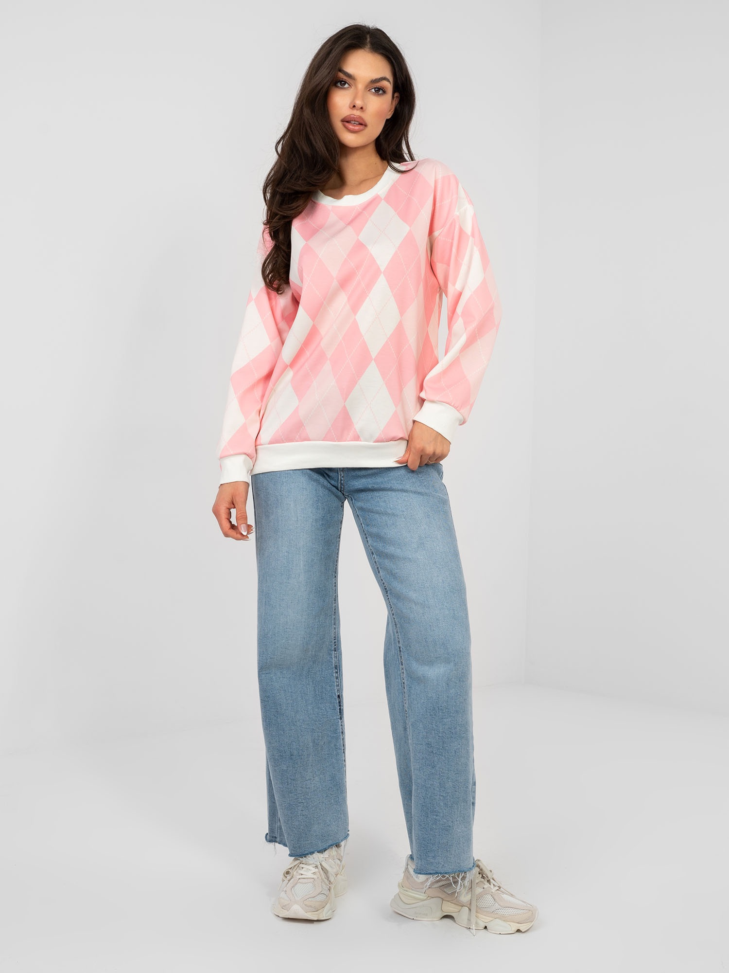 Pastellrosa Oversize-Pullover mit langen Ärmeln.