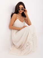 Jasnobeżowa trapezowa sukienka z ażurową wstawką 