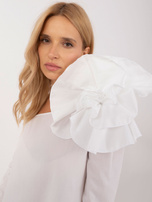 Hurtownia Biała bluzka koszulowa z asymetrycznym dekoltem