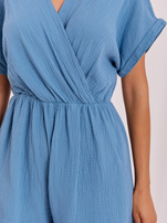Dreckblauer sommerlicher Overall aus Musselin.